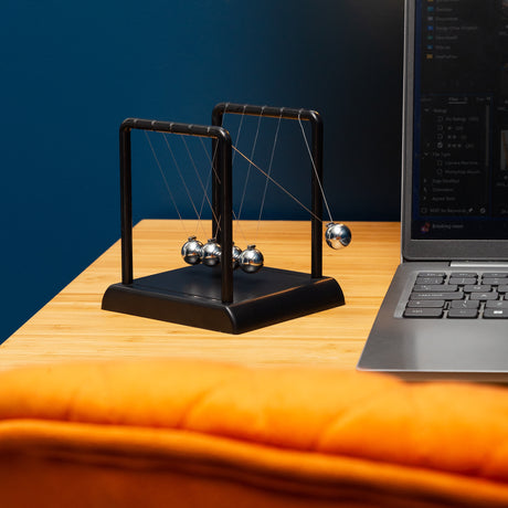QREO NEWTONS CRADLE
