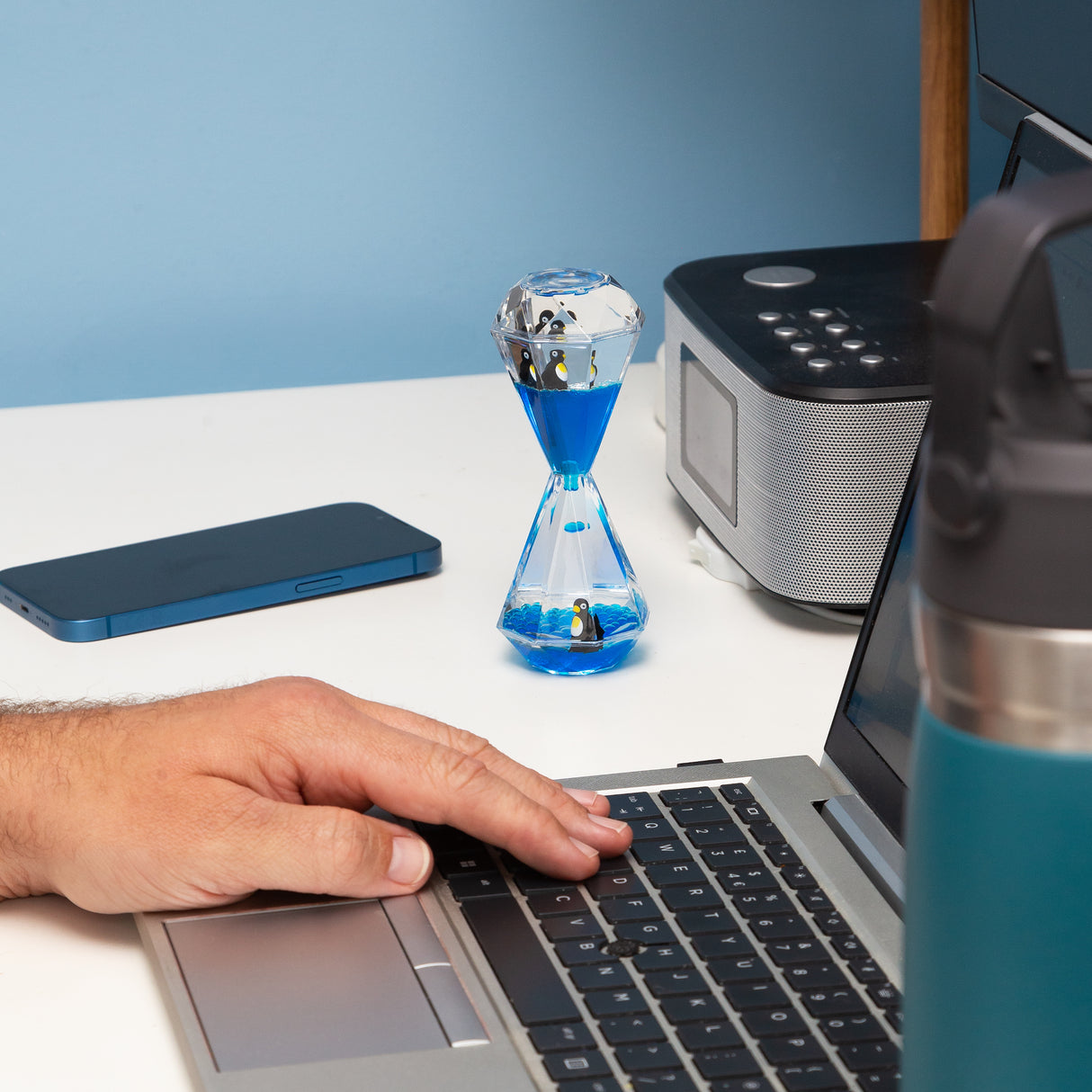 PENGUIN DESK TOY