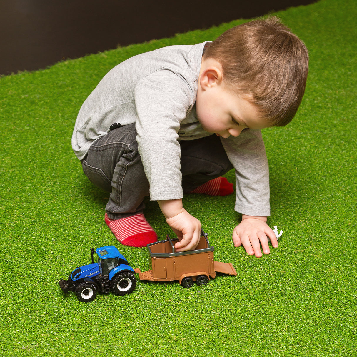 10CM NEW HOLLAND T7.315 TRACTOR WITH HORSE BOX