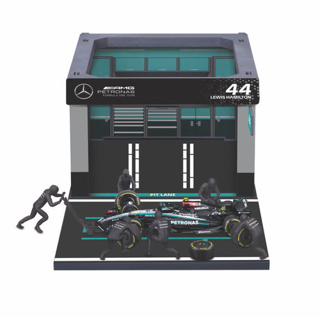 1:43 F1 MERCEDES AMG W15 2024 PIT PASS DIORAMA HAMILTON