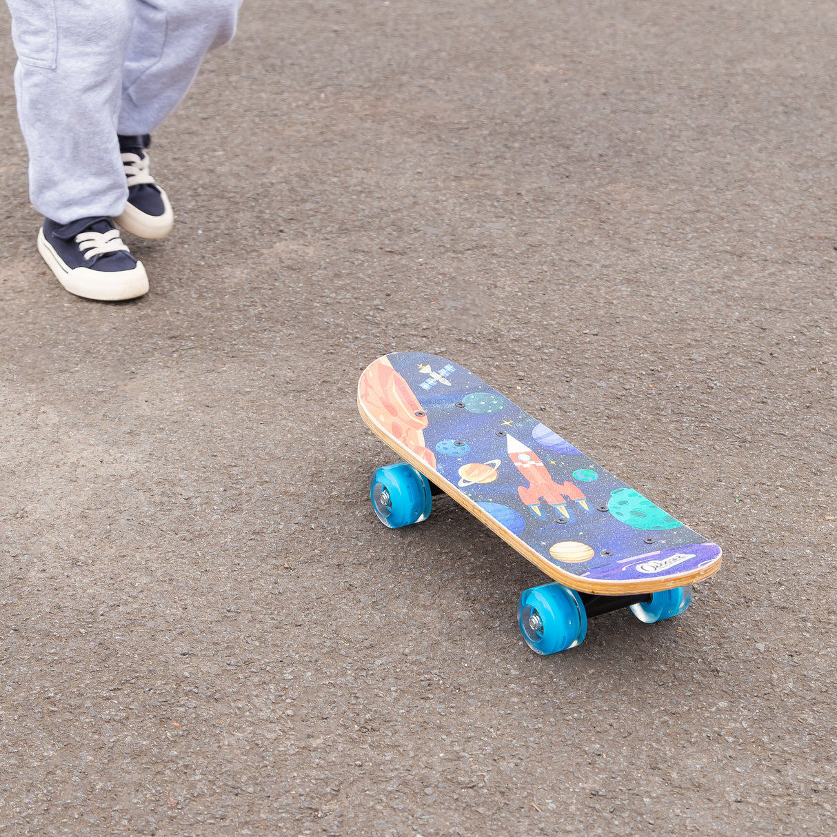 SPACE SKATEBOARD WITH FLASHING WHEELS 17 INCH